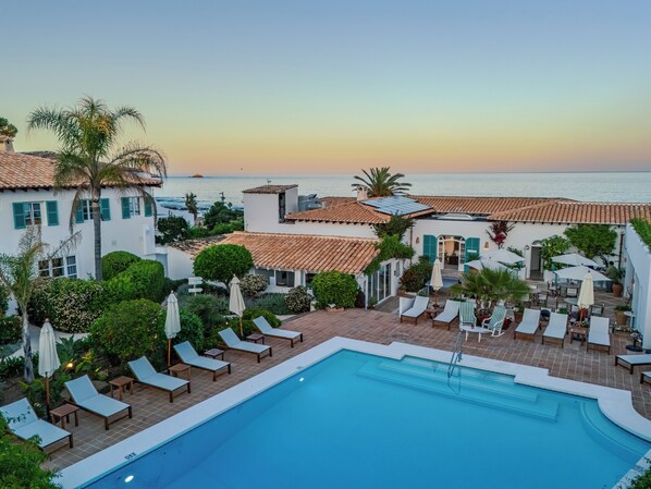 Außenpool, beheizter Pool, Sonnenschirme, Liegestühle