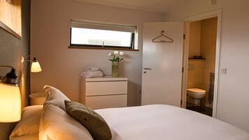 3 bedrooms, Egyptian cotton sheets, iron/ironing board, WiFi