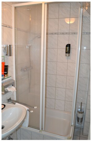 Shower, towels, soap, toilet paper - Zum Harzer Jodlermeister (Thale)