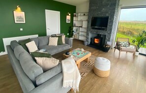Ein Wohnzimmer mit einer Couch, einem Couchtisch und einem Kamin.