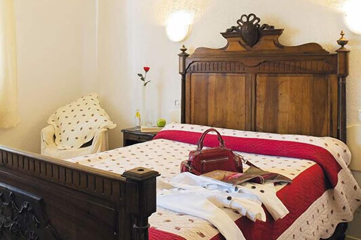 Double Room | Individually decorated, individually furnished, bed sheets