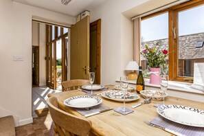 Dining - West Barn Cottage - sleeps 3 guests in 2 bedrooms (Honeybourne, Evesham. Worcs)