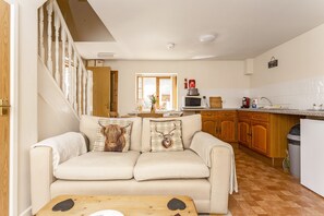 Smart TV - West Barn Cottage - sleeps 3 guests  in 2 bedrooms (Honeybourne, Evesham. Worcs)