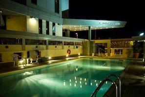Seasonal outdoor pool, pool umbrellas, pool loungers - Hotel Nord Est (Rimini)