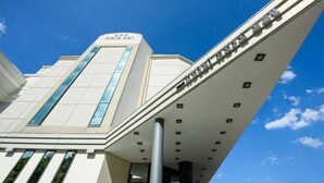Un bâtiment moderne dont la façade est ornée d’une grande enseigne indiquant « Hôtel Torp ».