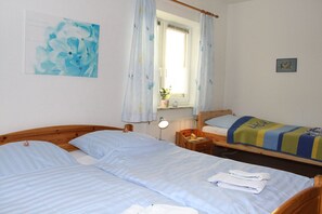 Quarto família | Ferros/tábuas de passar roupa, berços (sobretaxa)