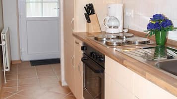 Studio | Dapur kecil pribadi | Lemari es di ruangan bersama