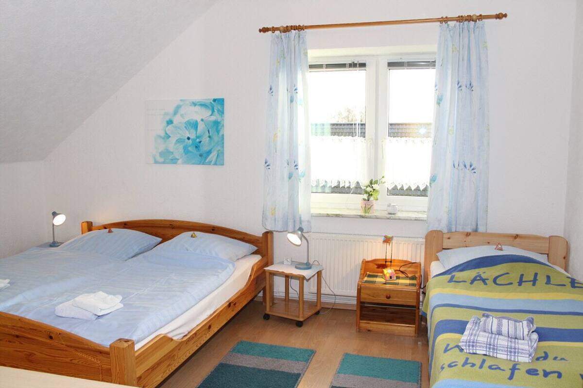 Habitación familiar | Tabla de planchar con plancha, cunas, camas extra y wifi gratis