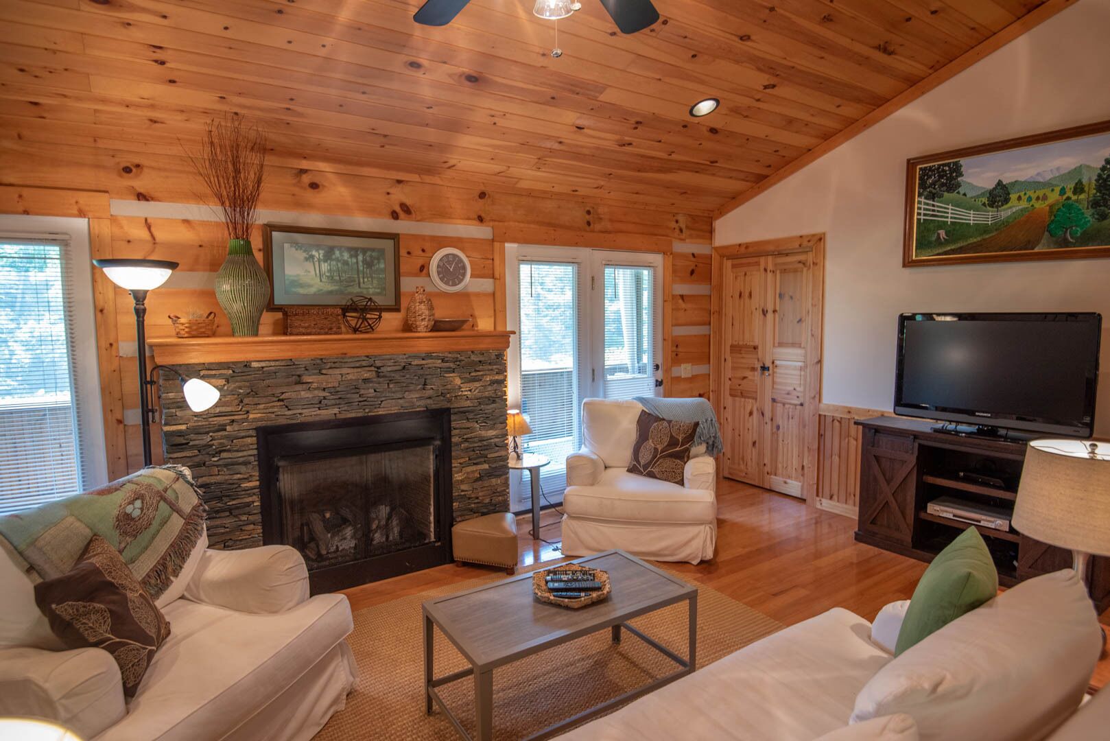 Log Cabin - Between Boone & WJ - Hot Tub - Private - Gas Fireplace - One Level