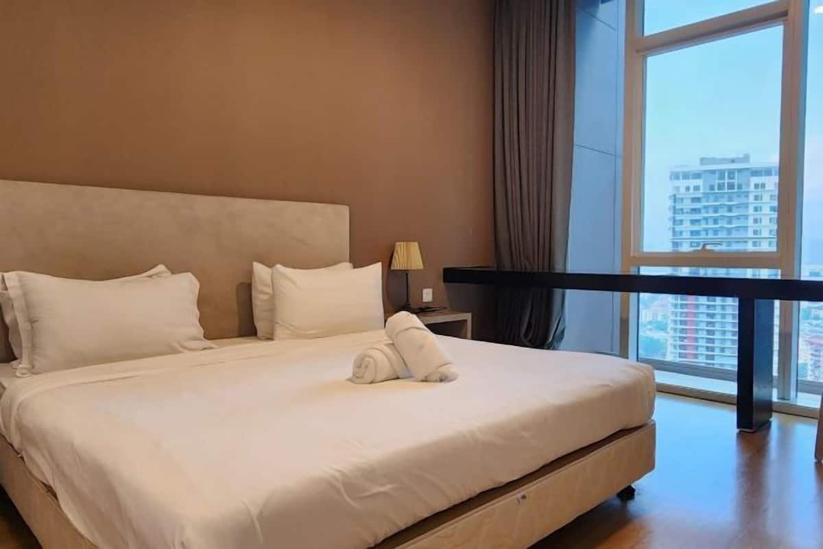 2 bedrooms, desk, blackout curtains, soundproofing
