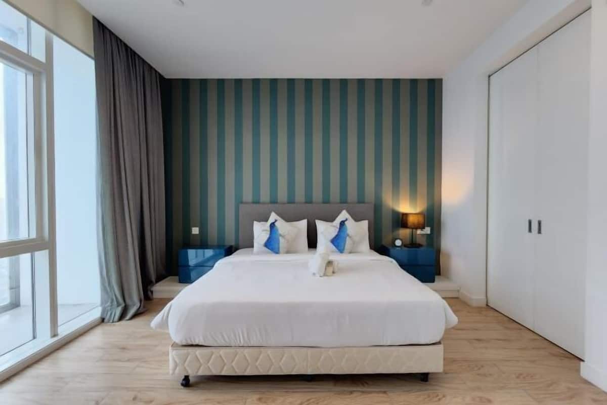 2 bedrooms, desk, blackout curtains, soundproofing