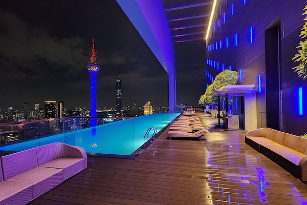 吹风机、拖鞋、毛巾、肥皂