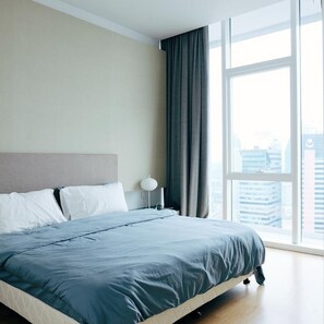 Apartemen Deluks, 2 kamar tidur | Meja kerja, tirai kedap cahaya, kedap suara, dan setrika/meja setrika