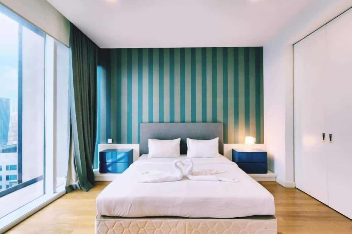 2 bedrooms, desk, blackout curtains, soundproofing
