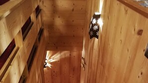 Una escalera de madera que sube a un nivel superior.