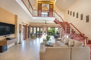 5-bedroom Villa with Private Pool | Área de sala de estar | Televisión de pantalla plana