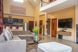 5-bedroom Villa with Private Pool | Zona de estar | Una televisión de pantalla plana