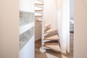 Decoración personalizada, muebles diferentes y cortinas blackout 