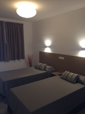 오리/거위털 이불, 각각 다르게 가구 비치, 노트북 작업 공간, 암막 커튼