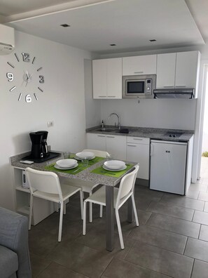 Full-size fridge, microwave, stovetop, coffee/tea maker