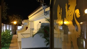 A modern building with a white facade, a sloped roof, and a small satellite dish. - Los Leones Bungalows (San Bartolomé de Tirajana)