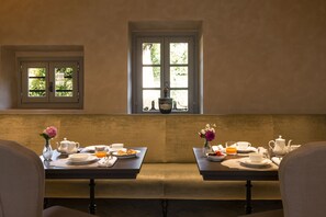 Café da manhã com buffet grátis todos os dias