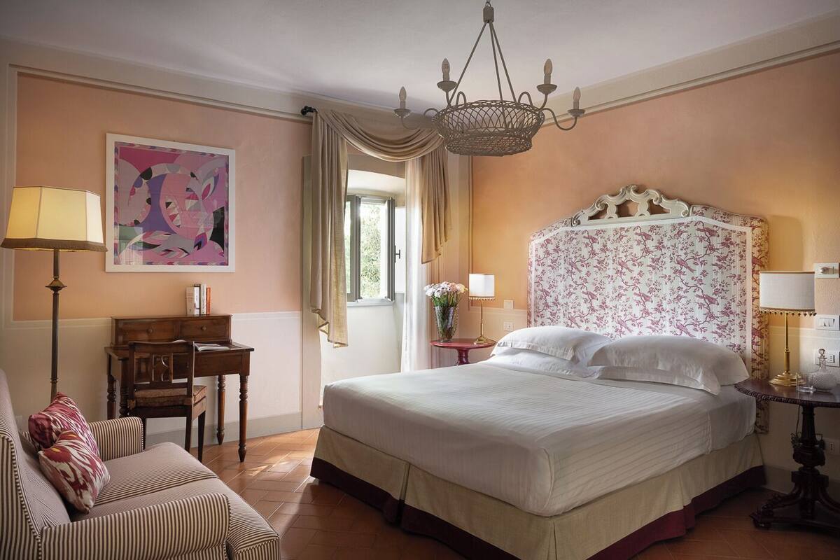 Classic Room, located in a dependence, at 300 meters from the historic Villa, accessible with stairs | 高級寝具、羽毛の掛け布団、ミニバー、セーフティボックス (室内)