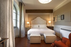 高档床上用品、羽绒被、迷你吧、客房内保险箱