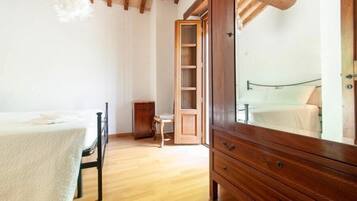 3 slaapkamers, een strijkplank/strijkijzer, reisbedje, wifi