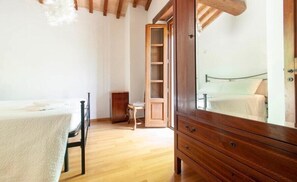 3 slaapkamers, een strijkplank/strijkijzer, reisbedje, wifi