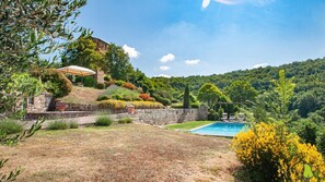 A pool, stone walls, and a hillside with trees and shrubs. - Comfortable Villa con Piscina - La Torre for up to 6 guests (Perugia)