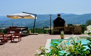 Outdoor dining - Spoleto Villa, country home with large pool, beach games, outside kitchen (Spoleto)