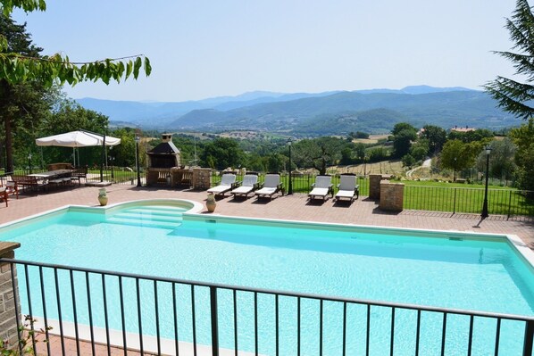 Pool - Spoleto Villa, country home with large pool, beach games, outside kitchen (Spoleto)