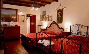 3 bedrooms, iron/ironing board, travel cot, WiFi - Spoleto Villa, country home with large pool, beach games, outside kitchen (Spoleto)