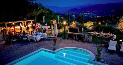 Spoleto Villa, country home with large pool, beach games, outside kitchen