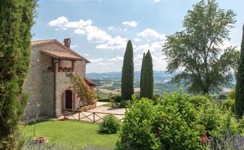 La Camilla, a private villa with a pool within walking distance of the village