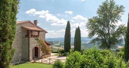 La Camilla, a private villa with a pool within walking distance of the village