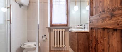 Shower, bidet, towels