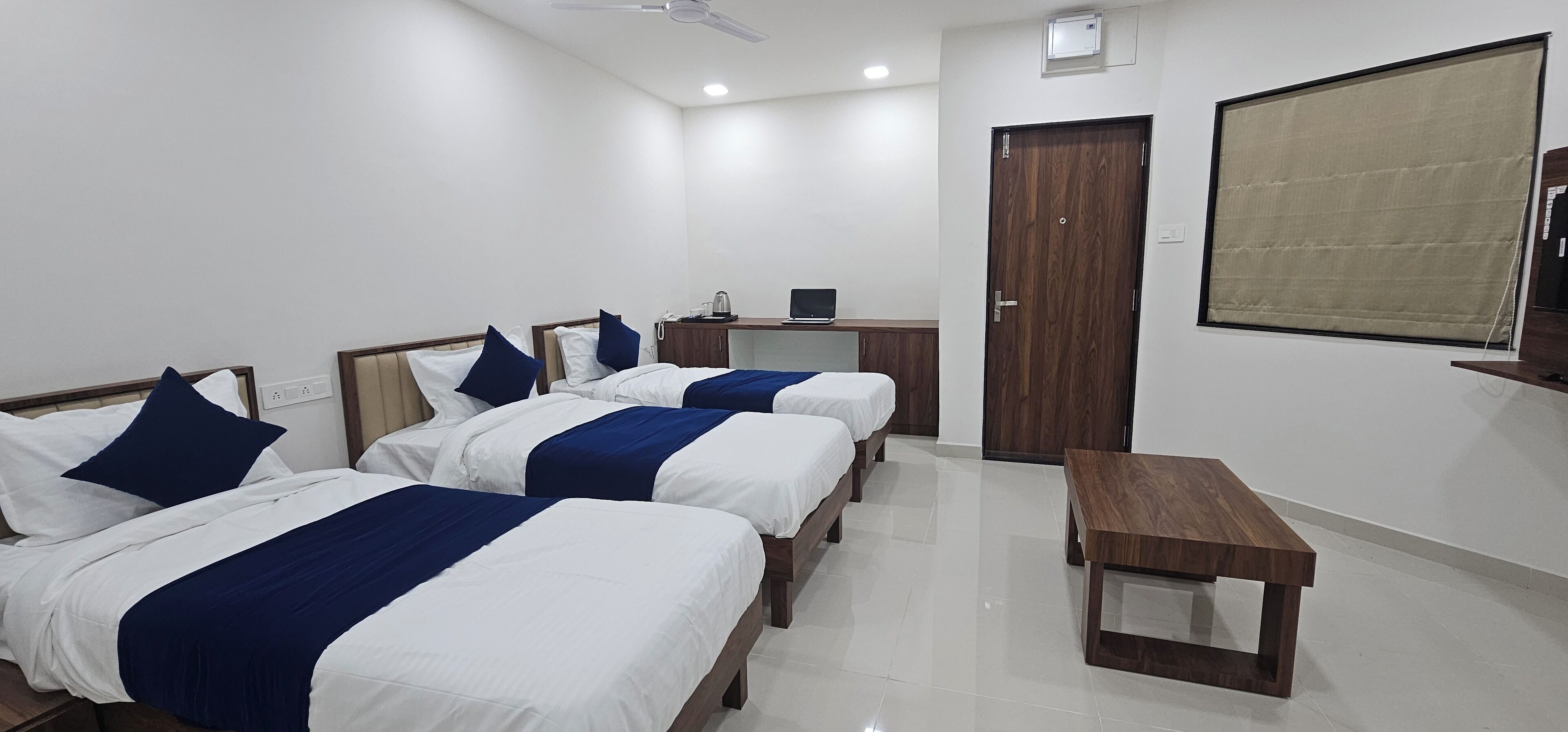 Deluxe Triple Room | Desk, laptop workspace, free WiFi, bed sheets