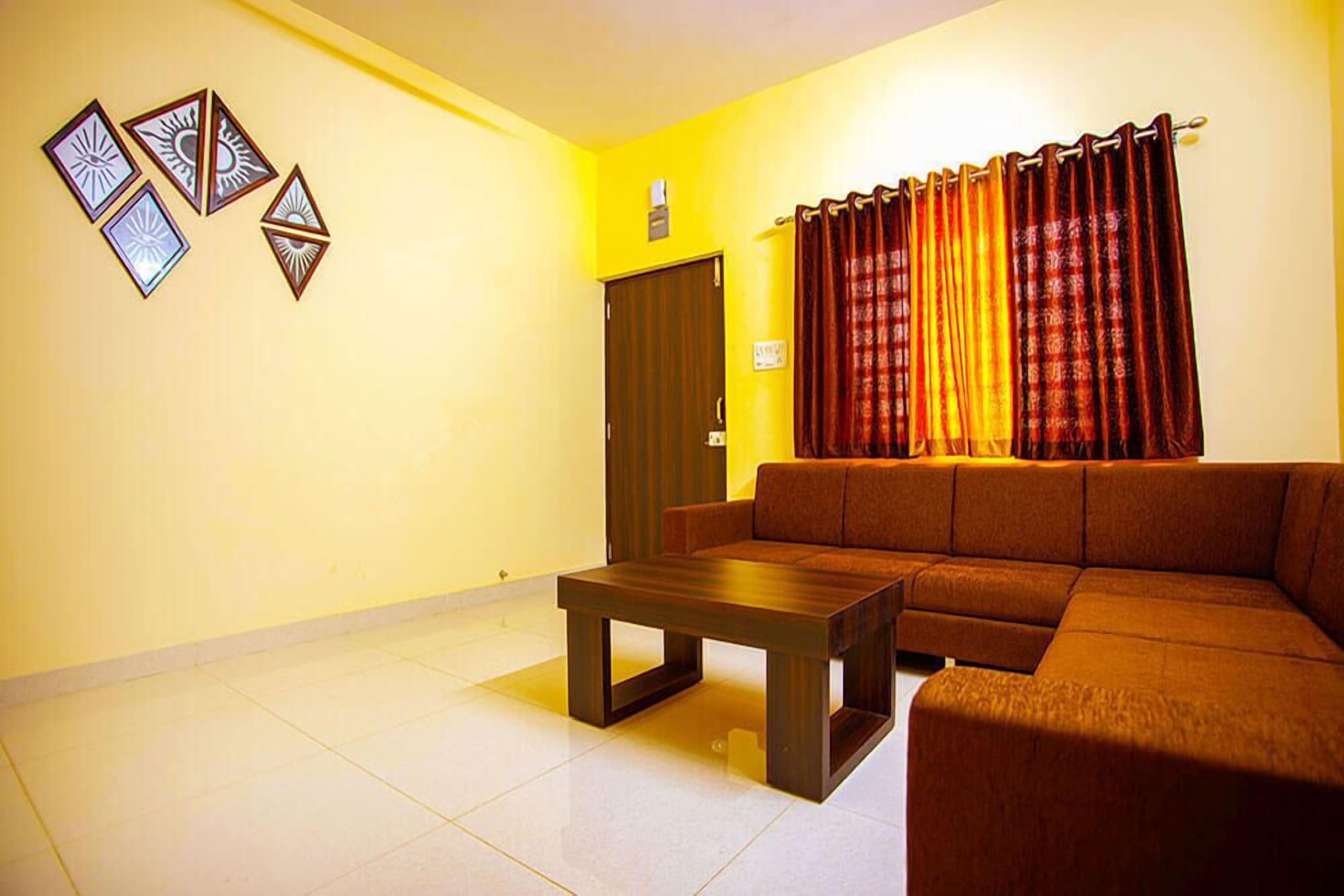 Superior studio suite | Woonruimte | Een 32-inch smart-tv met satellietzenders en een televisie