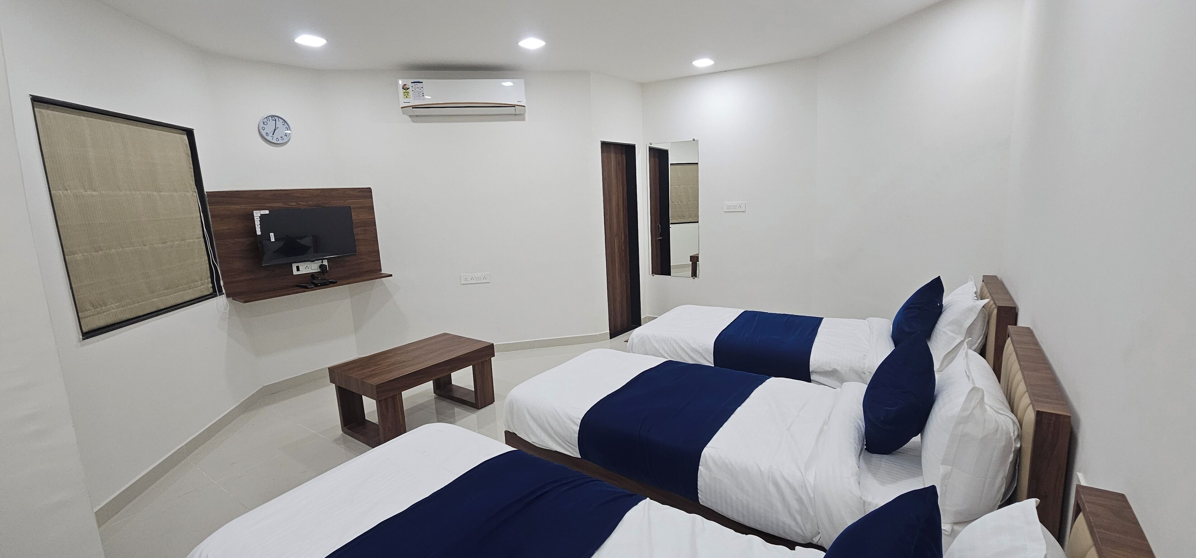 Deluxe Triple Room | Desk, laptop workspace, free WiFi, bed sheets