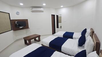 Deluxe Triple Room | Desk, laptop workspace, free WiFi, bed sheets