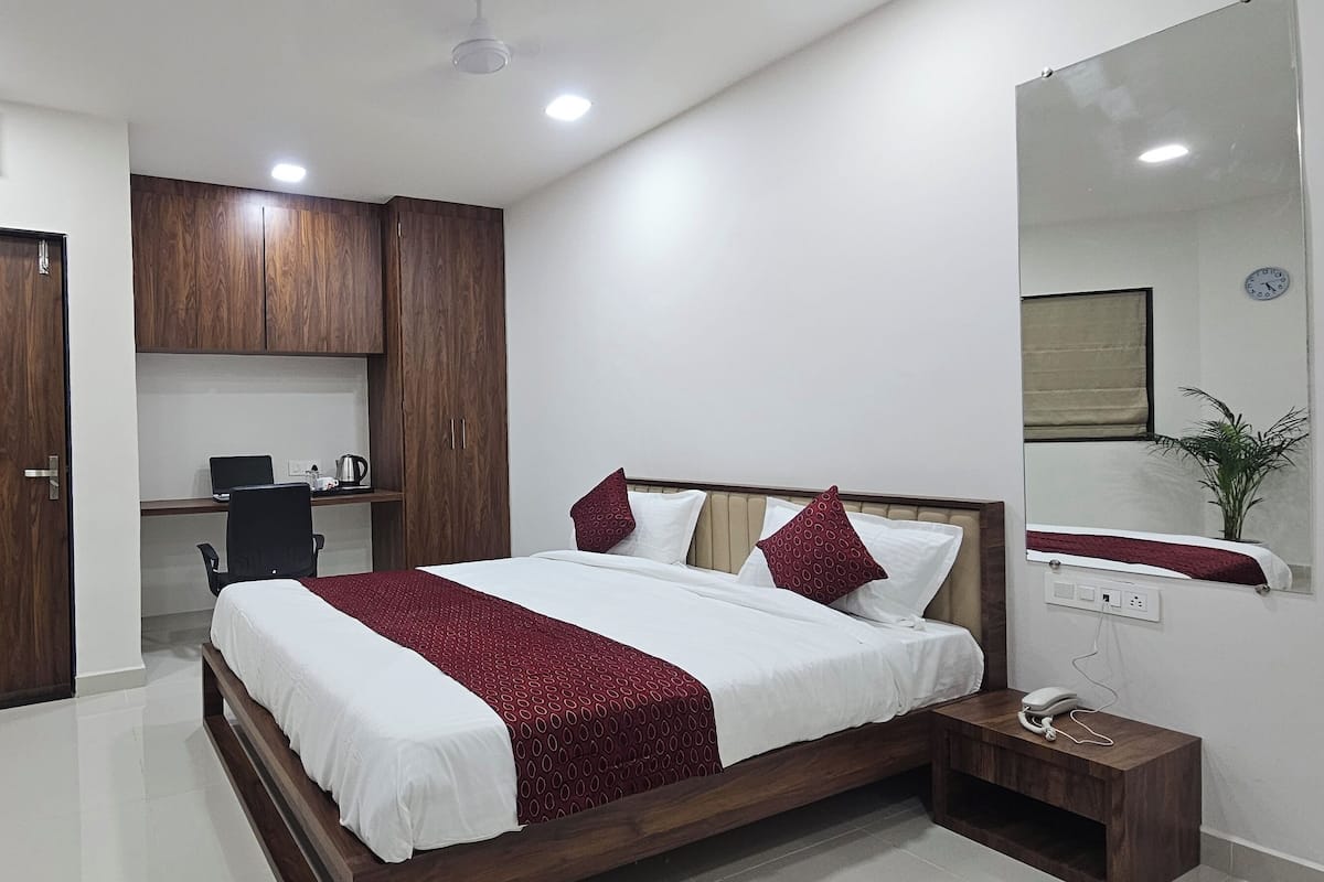 Superior Room | Desk, laptop workspace, free WiFi, bed sheets