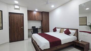 Superior Room | Desk, laptop workspace, free WiFi, bed sheets