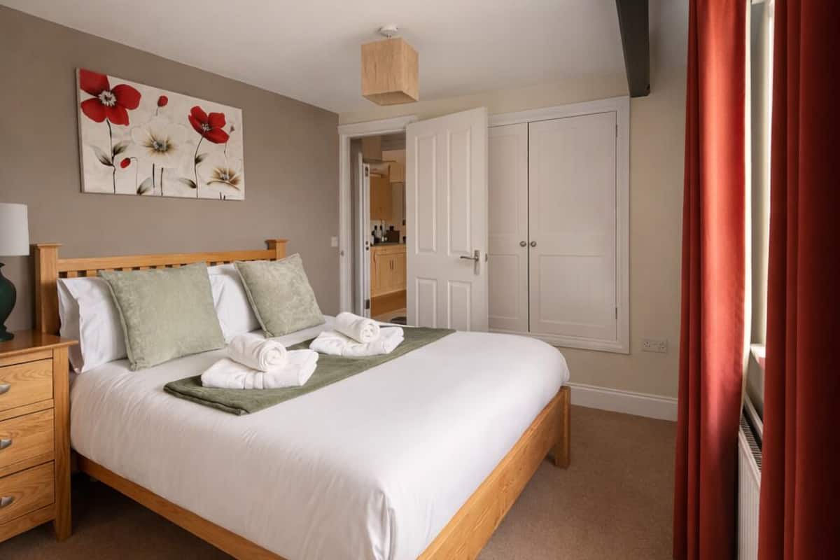 Suite júnior | Decoració individual, mobiliari individual i planxa i posts de planxar