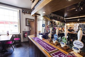 Bar (on property) - The Bell Inn (Gloucester)