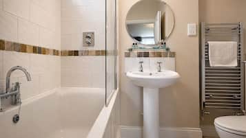 Standard-dobbeltværelse | Badeværelse | Gratis toiletartikler, hårtørrer, håndklæder