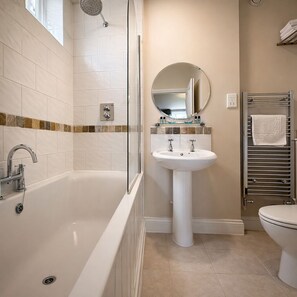 Habitació doble estàndard | Bany | Articles de tocador gratuïts, assecador de cabells i tovalloles