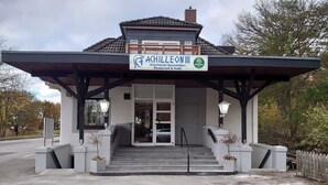 A building with a sign reading "Achilleon III" and "Griechische Spezialitäten Restaurant & Hotel". - Achilleon III (Geesthacht)