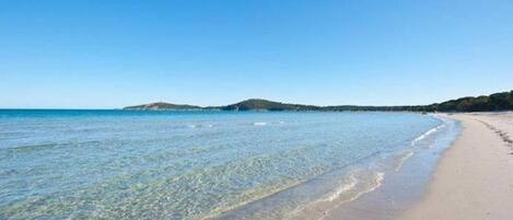 På stranden, solstolar och strandhanddukar
